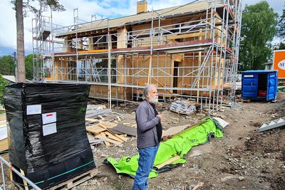 Taket er på plass på det nye huset til Ingolf Gullesen, og første forsendelse til solcelleanlegget er ankommet.