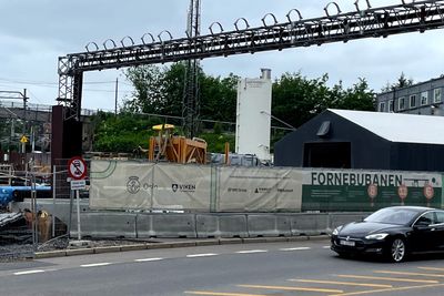 En ny bomstasjon er under oppføring rett ved der hvor Fornebubanen bygger Skøyen stasjon. 