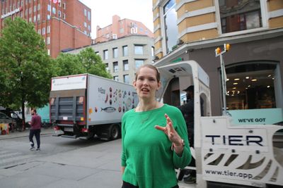 En elektrisk lastebil lader på Askos regionlager på Kalbakken i Oslo. T.h. John Strand, direktør for Asko transport.