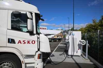 Så langt har el-lastebiler måttet lade på privat grunn, som her hos transportbedriften Asko på Kallbakken i Oslo. Nå er planen for hurtigladere langs riksveinettet klar.