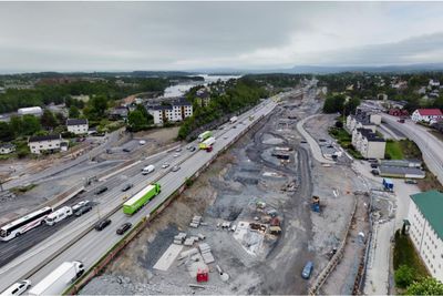 Byggingen av ny E18 fra Lysaker til Ramstadsletta i Bærum (bildet) er allerede i gang. Skal prosjektet forlenges til Nesbru i Asker, må drøye tre milliarder på bordet.