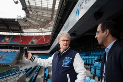 Dekningsdirektør Bjørn Amundsen og planlegger Muhammad Hussein tester det nye mobilanlegget for 4G og 5G på Ullevaal stadion. Alene som 5G-bruker på tribunen, målte Amundsen 1,8 Gbit/s. 