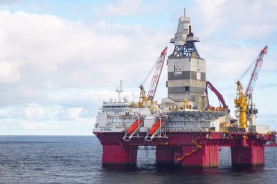 Equinor har gjort et lite olje- og gassfunn i Barentshavet, like ved Johan Castberg-feltet. Boreriggen Transocean Enabler boret funnbrønnen.