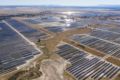 Store solparker i solrike land vil trolig være billigste måte å produsere hydrogen på, tror DNV. Bildet er fra Talayuela Solar i Spania, som ble kjøpt av Statkraft i 2020.