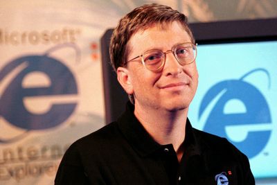 Det var mye mer ståhei rundt lanseringen av nye nettleserversjoner i «gamle dager». Her er Microsoft-sjef Bill Gates fotografert i forbindelse med lanseringen av Internet Explorer 4.0 i 1997.