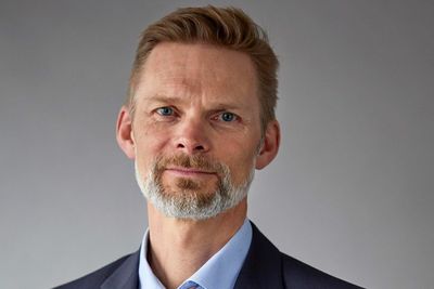 Øyvind Husby er administrerende direktør i IKT Norge. Han sier at alle historiske teknologi- og industrirevolusjoner har hjulpet eller utfordret oss på det fysiske, og at KI kan komme til å utfordre oss på det kognitive. 