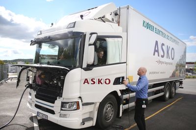 John Strand, direktør for Asko transport, slår av en prat med lastebilsjåfør Morten Arnesen. Arnesen benytter kun elektrisk lastebil i Oslo-området og kan derfor klare seg med lading på regionlageret på Kalbakken.