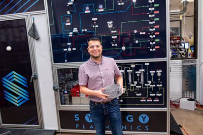 Teknologisjef Suman Khatiwada er et akademisk stjerneskudd som sammen med verdensledende forskere ved Rice University har utviklet lysreaktoren. Her med en materialprøve fra en reaktor som kan produsere 200 kilo hydrogen per dag. 