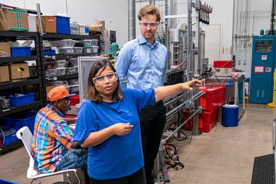 Sheyra Shah, som er leder for kjemiforskning, og teknologileder Niklas Husefest forklarer Teknisk Ukeblad hvordan de har klart å utvikle sin reaktorteknologi basert på LED-lys fremfor forbrenning. 