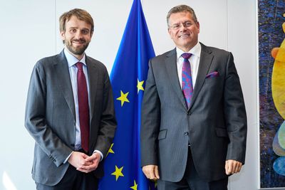 Næringsminister Jan Christian Vestre (t.v.) og EU-kommissær Maroš Šefčovič under et møte i Brussel i mai. 