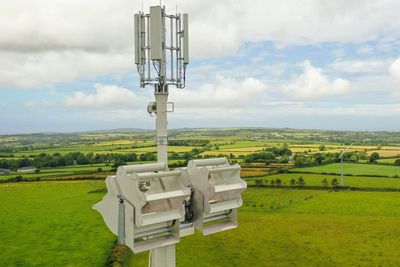 Mobilmasten Vodafone tester ut ved Eglwyswrw, fotografert med drone.