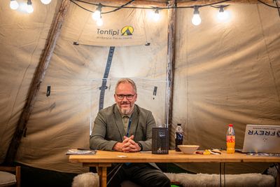 Freyr-direktør Tom Einar Jensen vil produsere batterier med lavt til ingen utslipp av karbondioksid. Her fotografert i et telt Freyr hadde satt opp på sin stand på EVS35-konferansen i Lillestrøm.