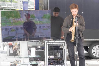 Telenorfestivalen 2022. Jazz-musikere spiller sammen via 5G fra to ulike deler av Telenor-tomta på Fornebu. 