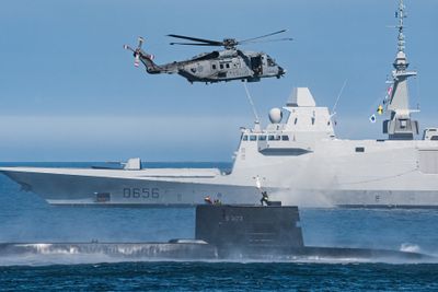 Dette bildet er fra fjorårets øvelse i Norskehavet, der vi ser et kanadisk CH-148 Cyclone-helikopte og den norske ubåten KNM Utvær med den franske FREMM-fregatten «Alsace» i bakgrunnen.