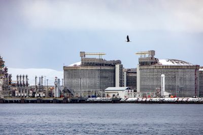 LNG-anlegget på Melkøya startet opp produksjonen igjen i slutten av mai, etter å ha vært stengt siden brannen i 2020. Nå produserer anlegget på full kapasitet igjen. 