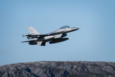 Dansk F-16 under øvelsen FWIT (Fighter Weapons Instructor Training) ved Luftforsvarets base i Bodø.