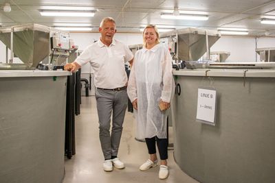 Birgitte Sørheim og Tom Olsen i Benchmark Genetics. Selskapet er blant flere som jobber med genomisk lakseoppdrett.