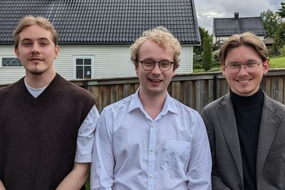 Erlend Johan Ringen Vannebo (fra venstre), Magnus Gluppe og Mikke Aas har gjort bacheloroppgaven sin i samarbeid med Nav og Symfoni.