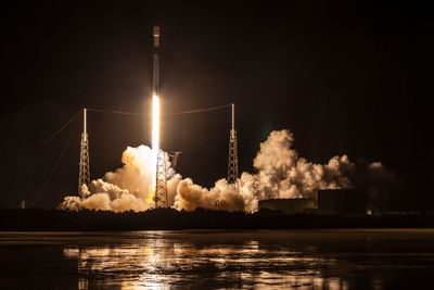 SpaceX skal skyte opp tusenvis av satellitter for Starlink-prosjektet. Ikke alle er like glade for det.