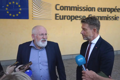 EU-kommissær Frans Timmermans (t.v.) forsikret olje- og energiminister Terje Lien Aasland om at EU ønsker å kjøpe norsk olje og gass lenge. De to møttes i Brussel torsdag. 
