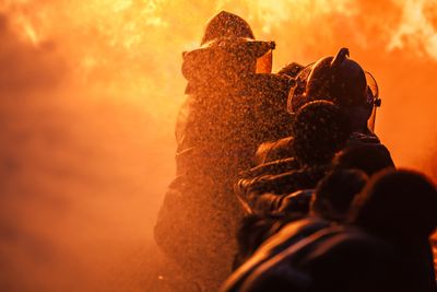 Brannbekjempere trener på slukking, en utfordrende jobb både for menneskene i draktene og teknologien som skal sikre kommunikasjon mellom brannfolkene og kontrollrom. 