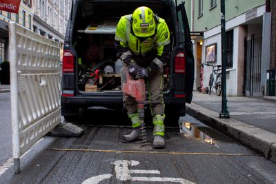 Milliarder av sensorer vil bli tatt i bruk de neste årene. Som illustrasjon bruker vi et bilde av montering av sensorer for smart parkering på en av Oslos parkeringsplasser.