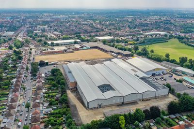 Green Mountain har kjøpt datasenteret i forgrunn og den tomme tomten i bakgrunnen i Romford øst i London.