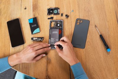 Den nederlandske mobilprodusenten Fairphone gir bonus tilsvarende en ekstra månedslønn til over 2500 fabrikkarbeidere.