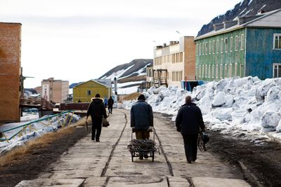 Russerne frykter humanitær krise på Svalbard etter å ha blitt nektet å frakte varer den vanlige reiseruta via Storskog og Tromsø til Barentsburg.