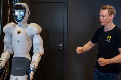 – Om noen år regner jeg med at vi ikke trenger å programmere roboten til å løse oppgaver, men bare fortelle roboten hva den skal gjøre, sier Bernt Børnich..