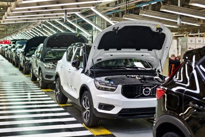 Volvo bygger ny elbilfabrikk i Slovakia. Her fra produksjon av XC40 i Gent.