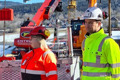 Prosjektdirektør Ingunn Foss i Statens vegvesen og Mathias Fabich, adm. dir. i PNC Norge, ser fram til åpningen av Randselva bru. Bildet er tatt da brua var ferdig støpt i mars.