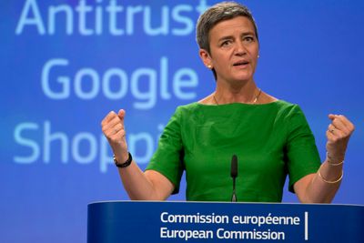 Margrethe Vestager vil ha et tryggere digitalt rom, men får kritikk for manglende investering i håndhevelsen.