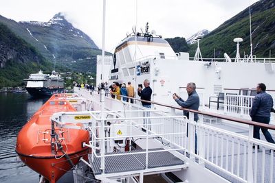 Kystruten Bergen-Kirkenes går innom 34 havner. Fra 2031 kan de 11 skipene som trafikkerer ruten være utslippsfrie. Her er Havila Castor på vei ut fra Geirangerfjorden på kun batteridrift.