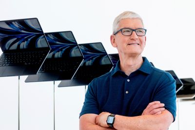 Apple-sjef Tim Cook foran nye MacBook Air tidligere i år. Operativstystemet som ble lansert sammen med de nye Mac-ene kommer med et nytt sikkerhetsmodus for utsatte personer.
