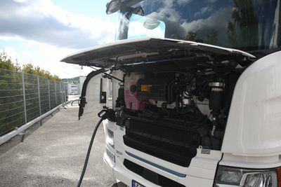 En elektrisk lastebil lader på Askos regionlager på Kalbakken i Oslo. Per i dag finnes det ingen offentlig tilgjengelige hurtigladere for tungtransport i Norge, og også i resten av Europa er lademulighetene få.