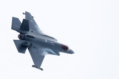F-35A kampfly fra Luftforsvaret flyr over Bardufoss flystasjon under vinterøvelsen Cold Response tidligere i 2022.