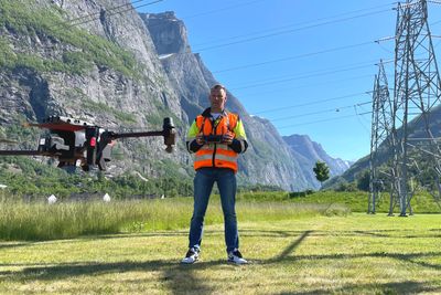 Thomas Negård lærer opp Statnett-kolleger til å bli dronepiloter her på Sunndalsøra. Negård tror at både linjeinspeksjoner og løft av master kan gjøres med droner i fremtiden.