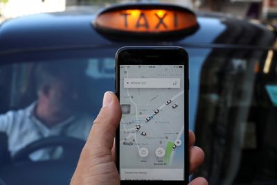 Uber lot kontrollører få se ikke-eksisterende drosjer i Uber-appen for å villede dem. Illustrasjonsfotoet vi bruker her viste imidlertid ekte Uber-drosjer da bildet ble tatt i 2018.