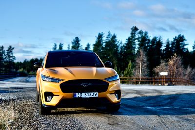 De særegne elbilskiltene ser ut til å fortsette noen år til. Her er Ford Mustang Mach-e GT med ED-skilt.