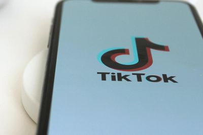 Kinesisk eide Tiktok er i søkelyset på grunn av usikkerhet rundt selskapets håndtering av personopplysninger.