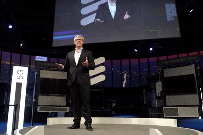 Konsernsjef i Ericsson Börjeg Ekholm kunne presentere litt lavere resultat enn forventet, leveranseutfordringer har ført til at selksapet har økt sine bufferlagre. Bildet er fra en presentasjon på Mobile World Congress i 2017