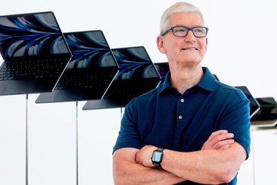 Apple-sjef Tim Cook sier det er store utfordringer i verden for alle, med nye varianter av Covid-19 og den humanitære krisen i Ukraina. Likevel er han glad for å kunne rapportere om rekorder i antallet som bytter til Iphone.  