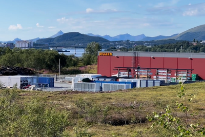 I disse kontainerne på Stokmarknes utvinnes det kryptovaluta. 