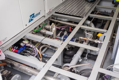Ballard har levert brenselcellene på 2 x 200 kW til MF Hydra.  Her ser vi rør for hydrogen, eksos, kjøling samt elektriske kabler til  de to brenselcellene.