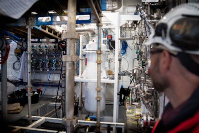 MF Hydra blir verdens første ferge som drives av brenselceller og flytende hydrogen. Skroget er bygget i Tyrkia, mens de teknisk avanserte oppgavene er gjort ved Westcon i Ølen. Her er teknisk direktør Erlend Hovland i Norled om bord og studerer hydrogenanlegget.