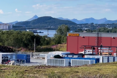 I disse kontainerne på Stokmarknes utvinnes det kryptovaluta. 