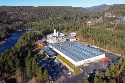 På Birkeland produseres det glassfiber til en tredjedel av rotorbladene til vindmøller i Europa. Nå trues de av strømprisen. 