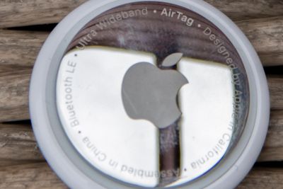 En rekke ulike produsenter tilbyr sporingsbrikker. Bildet viser Apple sin variant.