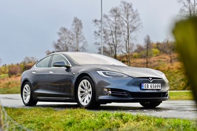 Det var en Tesla Model S som kjørte på vogntogsjåføren på E18 ved Arendal i 2020. Her er en Model S i Gjesdal kommune i Rogaland.